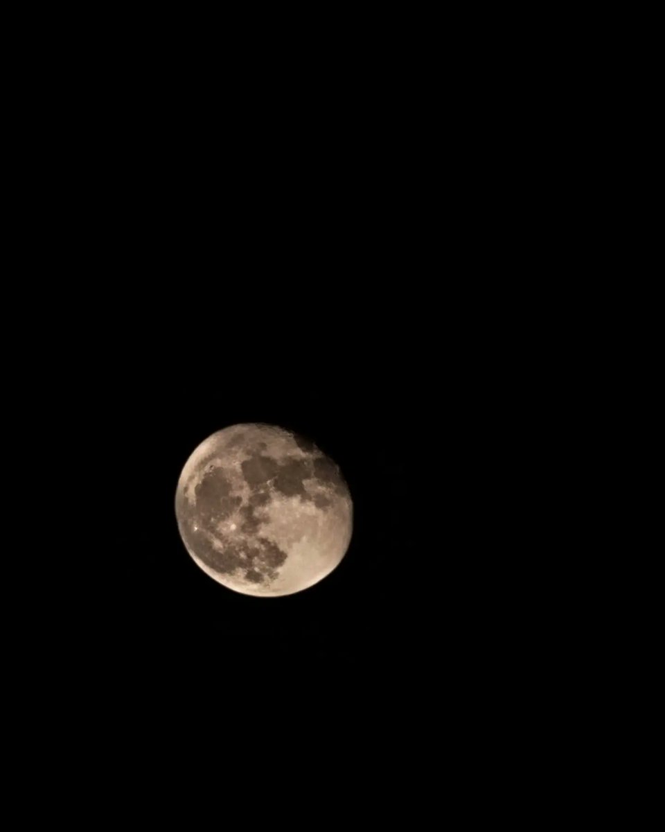 Cristiang2006's tweet photo. Dope pic of the moon I took wit ma phone https://t.co/E6gzCVnWUK