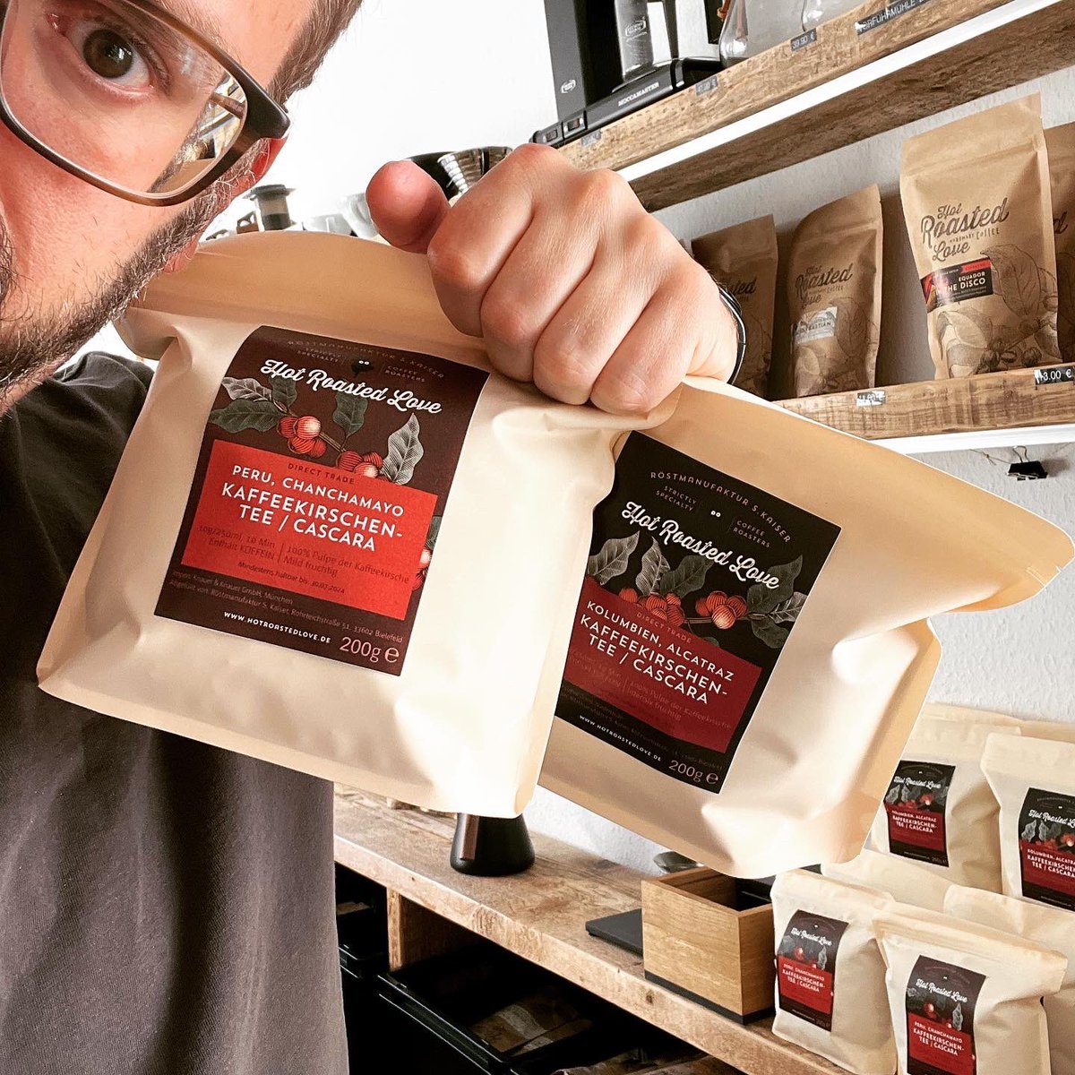 HotRoastedLove's tweet photo. Sweet &amp; Fruity
Kaffeekirschentee aka Cascara

An heißen Tagen kalt, an kalten Tagen heiß genießen.

Wir bieten euch zwei fruchtige Varianten aus Peru und Kolumbien an. Ohne weiteren Zusatz von Irgendwas. Als Tee aufgießen und fertig. 

Heißkalt genießen.

#fresh #hot #cascara https://t.co/2YgxrFrARF