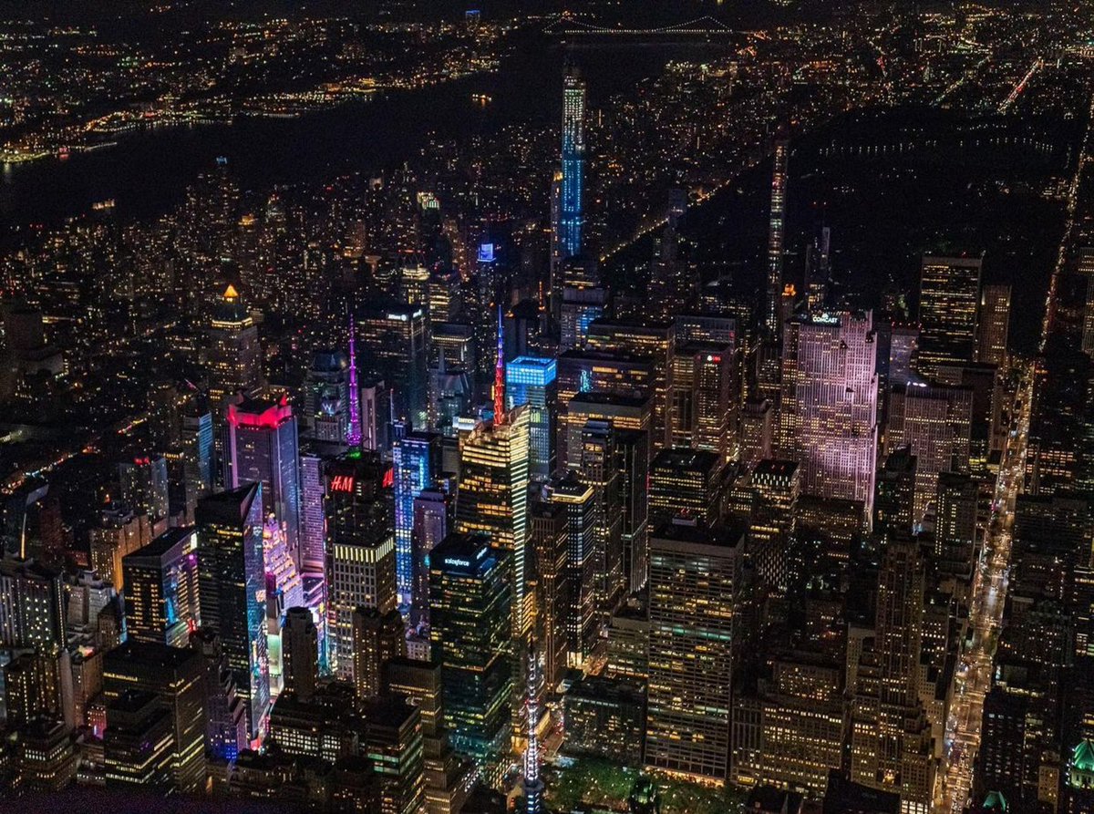 nelsonicfoto's tweet photo. 7/27/2019 - Night Flight Midtown Central Park #flynyon #centralpark #onebryantpark @w42st #5thavenue #spireworks #midtown #nelsonicphotomedia #nelsonchristopherala #sonya9 https://t.co/HlG6H1hzOg