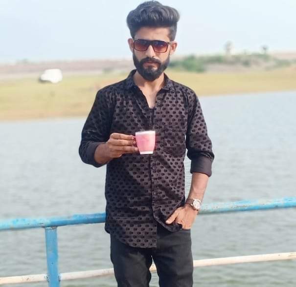 BurhanChagan's tweet photo. મોડાસાના 28 વર્ષીય આશાસ્પદ યુવાન #અબરાલ ગઈકાલે તિરંગો લગાવવા જતાં વીજકરંટ લાગ્યો હતો. હાલ અમદાવાદની ઝાયડસ હોસ્પિટલ ખાતે જીવન મરણ વચ્ચે ઝોલા ખાઇ રહ્યો છે.આઝાદીના પર્વ નિમિત્તે તેના પરિવાર પર આભ તૂટી પડયું છે.
#HarGharTirnga @PMOIndia @CMOGuj @CollectorArvali @DAravalli @SP_Arvalli https://t.co/SrN5KDfvBH