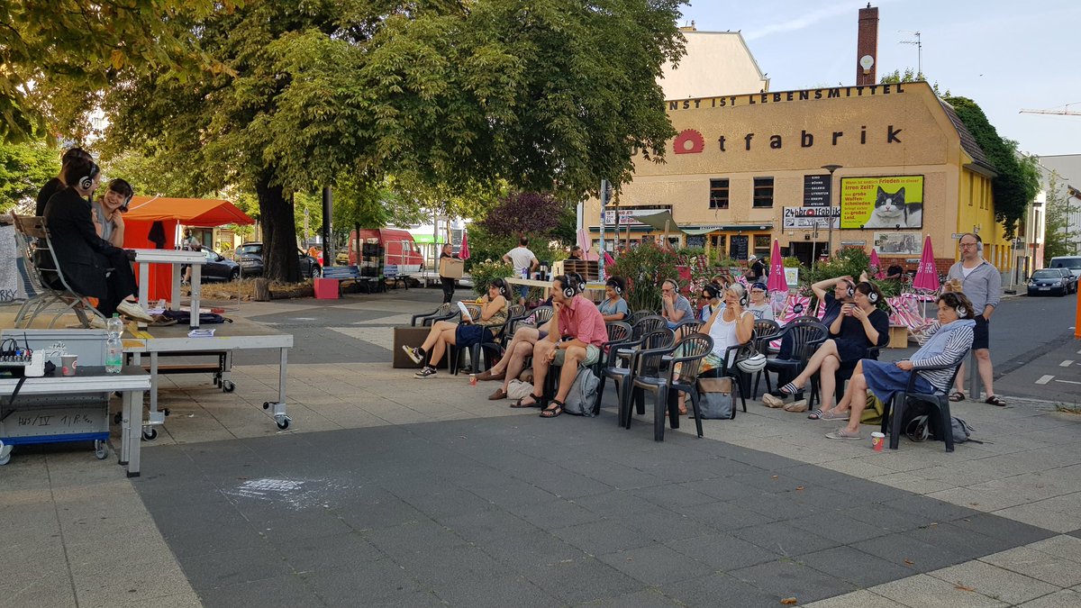24hTheater's tweet photo. Die Lesung ist im vollen Gange vor der @BrotfabrikBln
#24htb ^nf https://t.co/i8JIUnOEjR