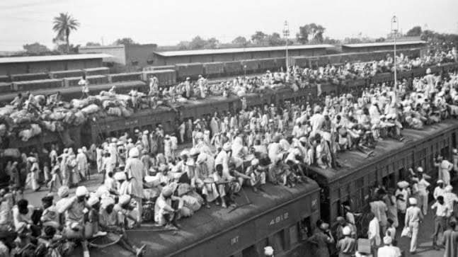 BaBaKumarAman's tweet photo. 14 अगस्त का दिन हमें याद दिलाता रहेगा किस दूषित, कुंठित मानसिकता से भारत का विभाजन किया गया जिसमें लाखों लोगों की जान गई, पलायन हुआ और भारत ने विभाजन का दंश झेला I 

आज 'विभाजन विभीषिका स्मृति दिवस' पर बलिदान हुए हुतात्माओं को विनम्र श्रद्धांजलि।
#विभाजन_विभीषिका #विभाजन https://t.co/R4puhP2nZx