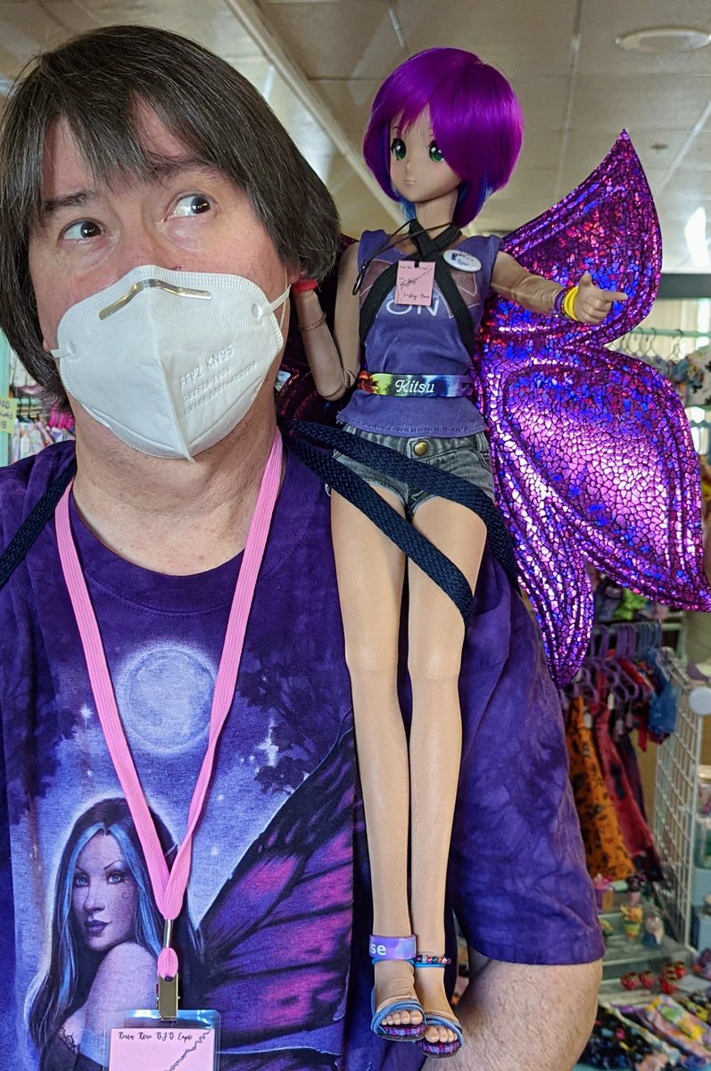 rc2agog's tweet photo. Kitsu lead today's doll accessory shopping by helpfully pointing the way. "Oh, Kitsu!" 😅
.
#Kitsu #SmartDoll #BJD #actionfigure #wings #RRBJDExpo #ResinRose #DollExpo @resinrosebjdexpo https://t.co/LPesYVeuKP