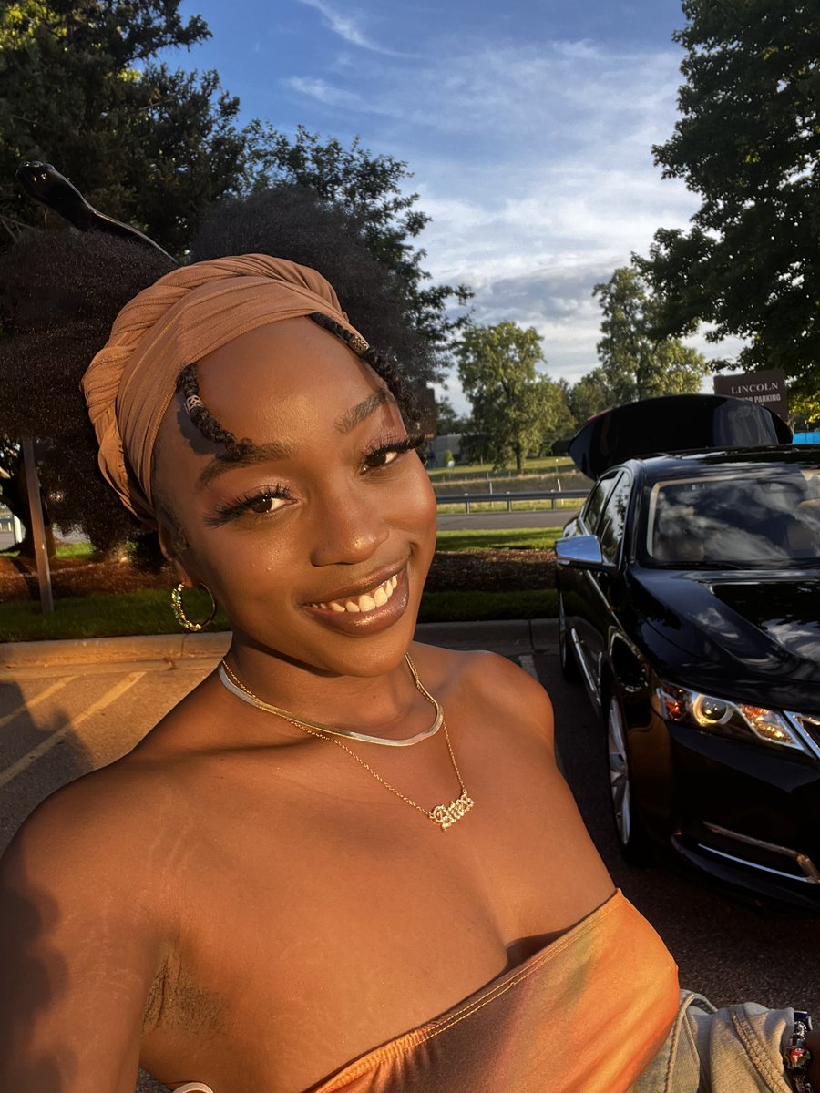 AnontheeIcon's tweet photo. Idk who need to hear this but make sure you blend into your neck https://t.co/tC6jPrx80O
