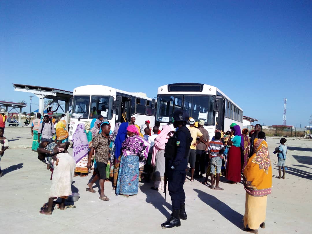 RwandaMoD's tweet photo. Mozambican Civil Administration in Mocimboa da Praia-Cabo Delgado Province and Rwanda Security Forces help Internally Displaced Persons returning to their homes
https://t.co/5i9TrPXBpn https://t.co/PJWlz6Ei98