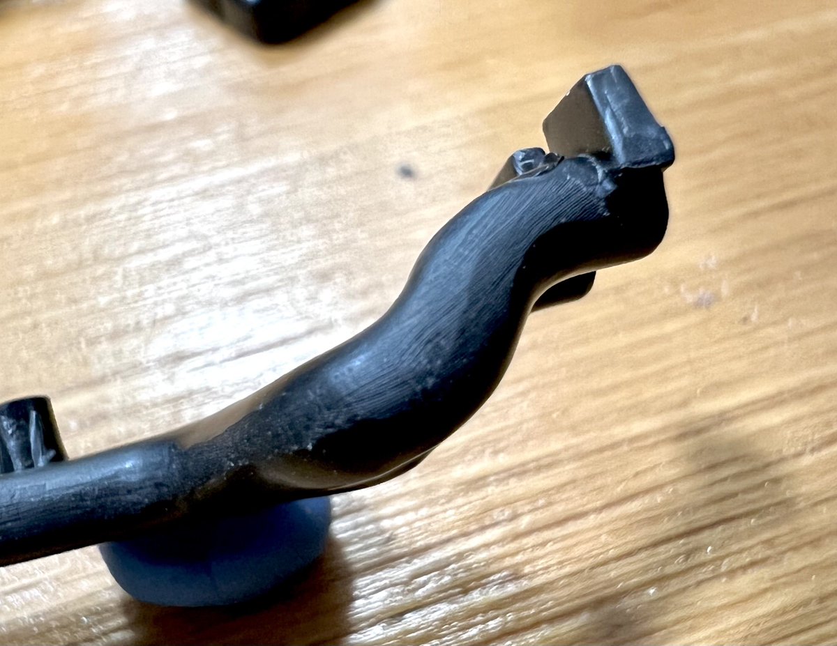 ogu512bb's tweet photo. #mpckits
#JailBREAKER

排気管にラジアル中略ブラシをかけてみた。

パーティングラインをナイフのかんながけで落とし後にブルー、ピンク、べージュの順で。

はい、傷も消えて綺麗になりました。

ただし、こまめにブラシを動かしてないと溶かす事もあるので注意。

#アメリカンカープラモ https://t.co/B7gk2NOlW1
