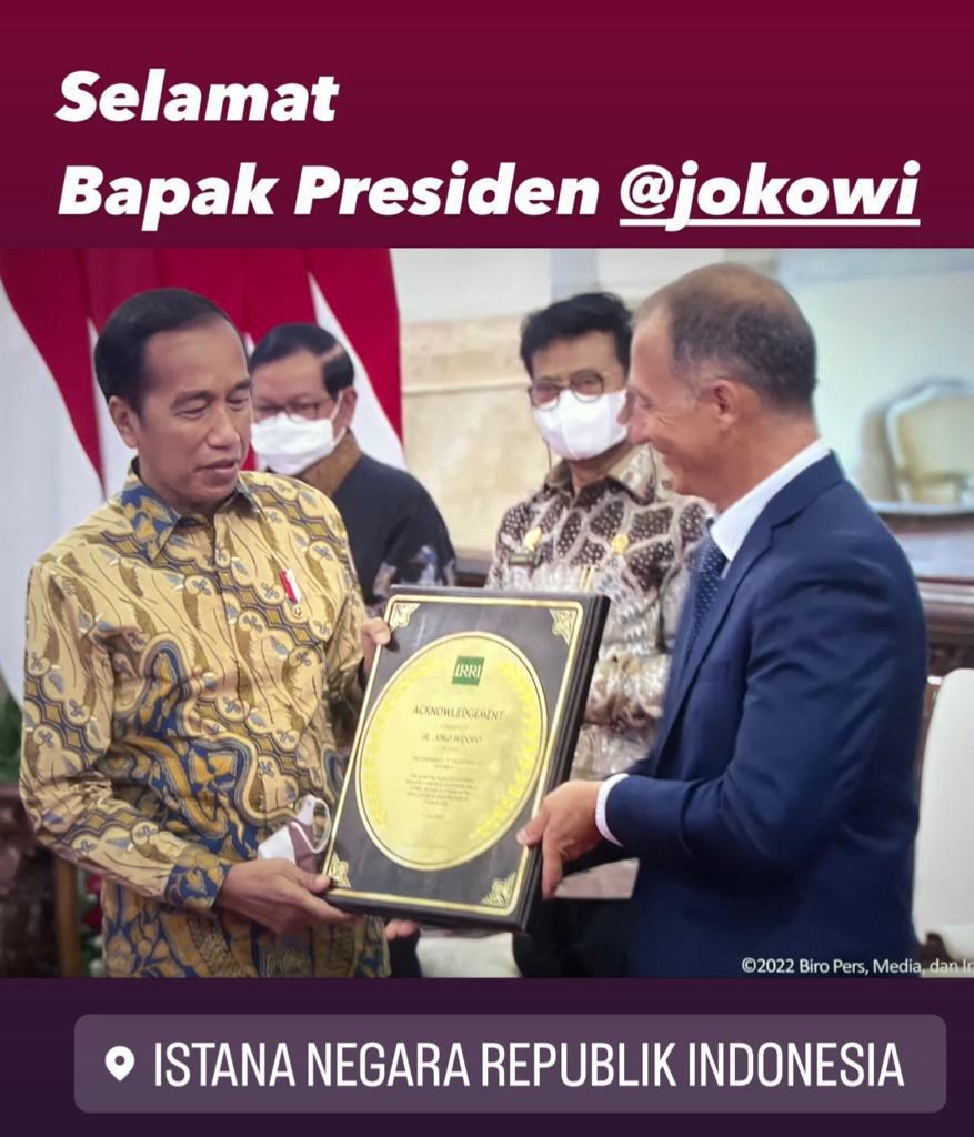 Polbangtan_YoMa's tweet photo. Lembaga Internasional IRRI (International Rice Research Institute), menganugerahkan penghargaan kepada Presiden Republik Indonesia, Ir. Joko Widodo untuk Sistem pertanian-pangan tangguh dan swasembada beras tahun 2019-2021 melalui penerapan inovasi teknologi padi https://t.co/xV7zdh5C6n