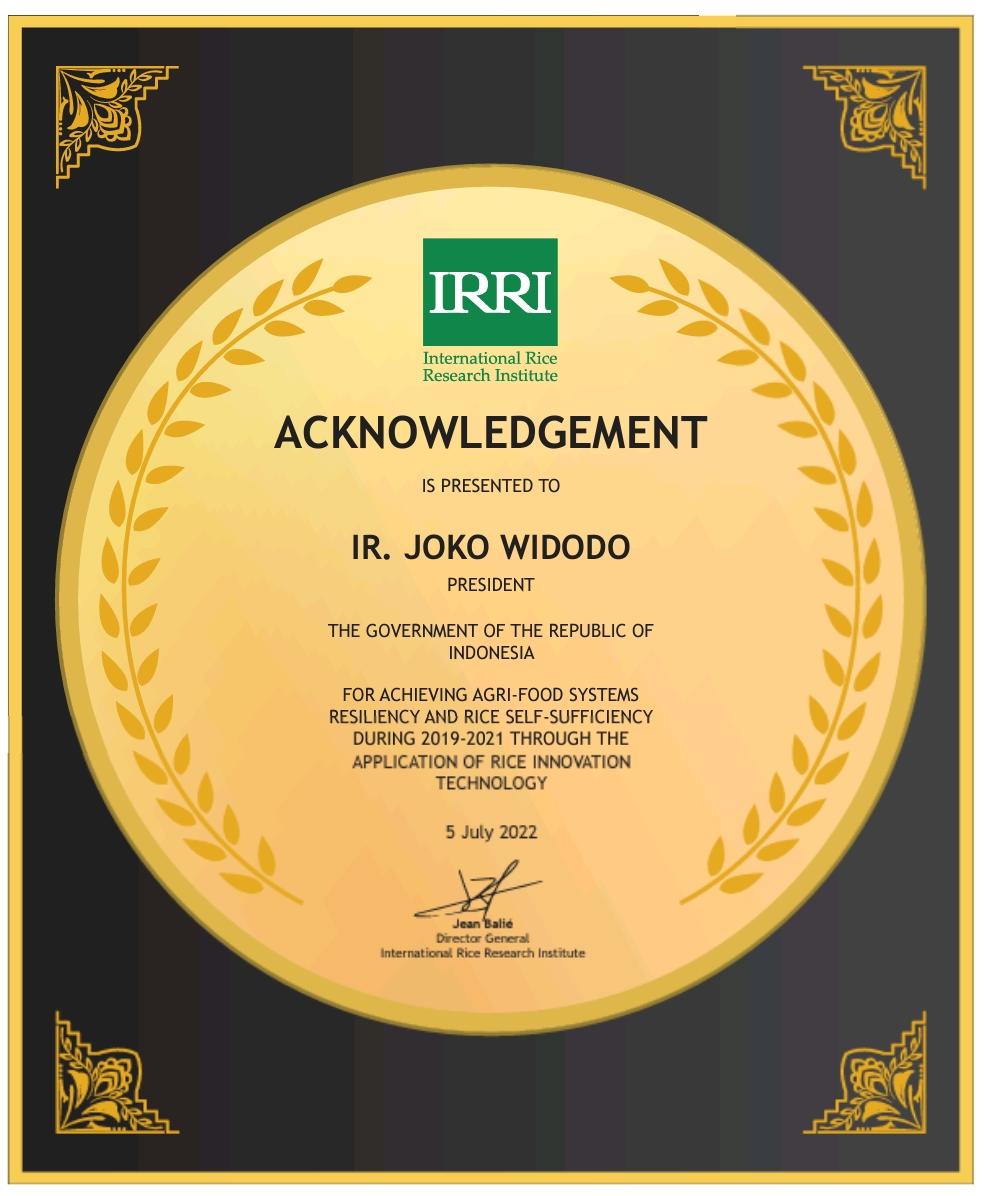 Polbangtan_YoMa's tweet photo. Lembaga Internasional IRRI (International Rice Research Institute), menganugerahkan penghargaan kepada Presiden Republik Indonesia, Ir. Joko Widodo untuk Sistem pertanian-pangan tangguh dan swasembada beras tahun 2019-2021 melalui penerapan inovasi teknologi padi https://t.co/xV7zdh5C6n