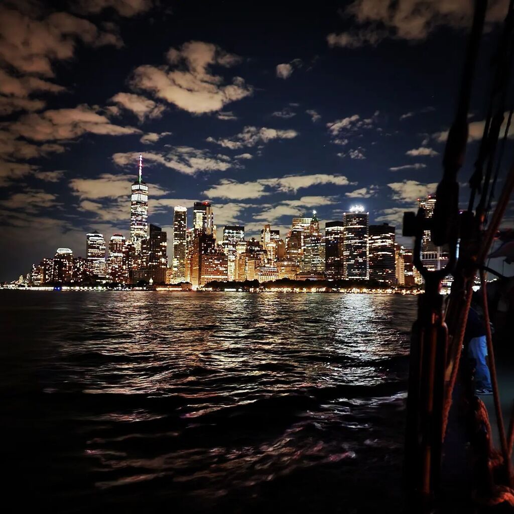 ManhattanbySail's tweet photo. City lights really hits. It's bright like a diamond. https://t.co/1KmdoIOtaD