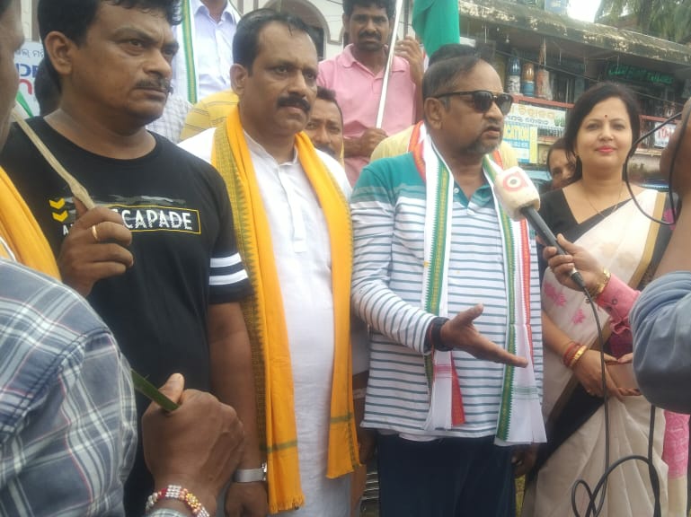manasmitak's tweet photo. ପ୍ରଧାନମନ୍ତ୍ରୀ ଶ୍ରୀ @narendramodi ଜୀଙ୍କ ଆହ୍ବାନରେ ଦେଶରେ ଆରମ୍ଭ ହ��ଇଥିବା #HarGharTiranga କୁ ସଫଳ କରିବା ପାଇଁ ଆଜି ଭଦ୍ରକରେ ତ୍ରିରଙ୍ଗା ଶୋଭାଯାତ୍ରା।

 #AzadiKaAmritMahotsav
@BJP4Odisha @BJP4India 
@JPNadda @dpradhanbjp @SamirMohantyBJP https://t.co/6kILCJymWz