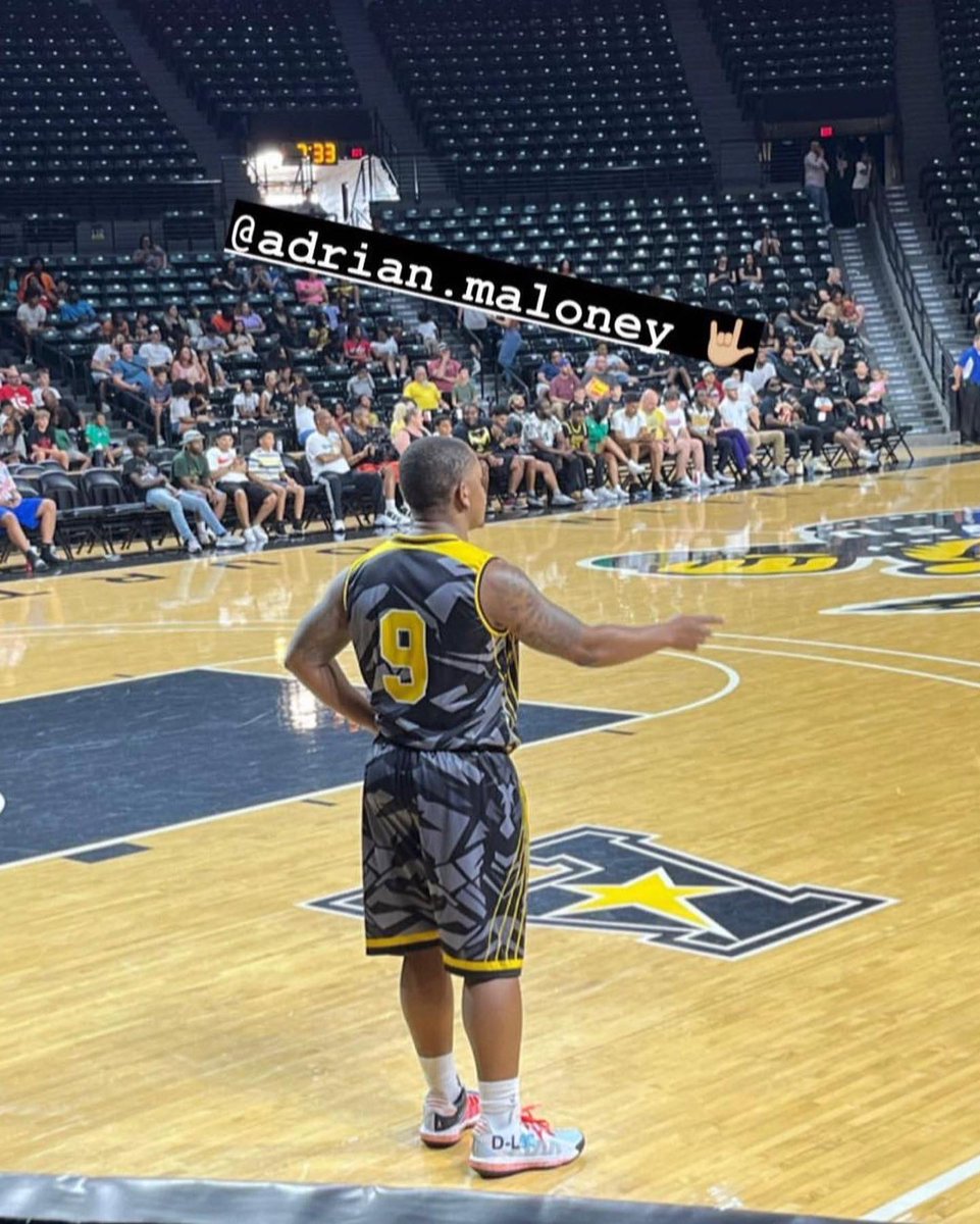 AdrianMaloneyJr's tweet photo. Tonight was fun; s/o to the festive hoop jam for putting this on and inviting me to come play. Another celebrity game in the books, until next time ✊🏽 (clips coming soon) 🏀 https://t.co/Ds3gpJmje5
