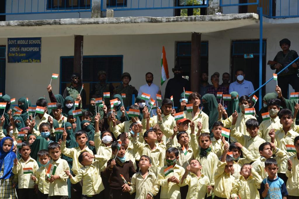 SWComd_IA's tweet photo. #AzadiKaAmritMahotsav
#HarGharTiranga 🇮🇳
#DotOnTgt Div #Force21 conducted #Painting & Quiz Competitions for #Students to celebrate #75YearsOfIndependance at #Borders
#JammuKashmir
#SaptashaktiComd
@NorthernComd_IA
@adgpi
@PRODefRjsthn https://t.co/qJLXIgpasp