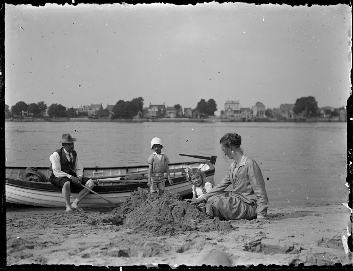 ZOMER | Verkoeling in Dordrecht ⛱️

Met de hittegolf van afgelopen week, hebben we allemaal zoveel mogelijk verkoeling gezocht. Hoe ze dit vroeger deden? Wij geven je een nostalgisch overzicht met mooie beelden uit het Dordtse archief. 

#dordrecht #archief #hittegolf #zomer
