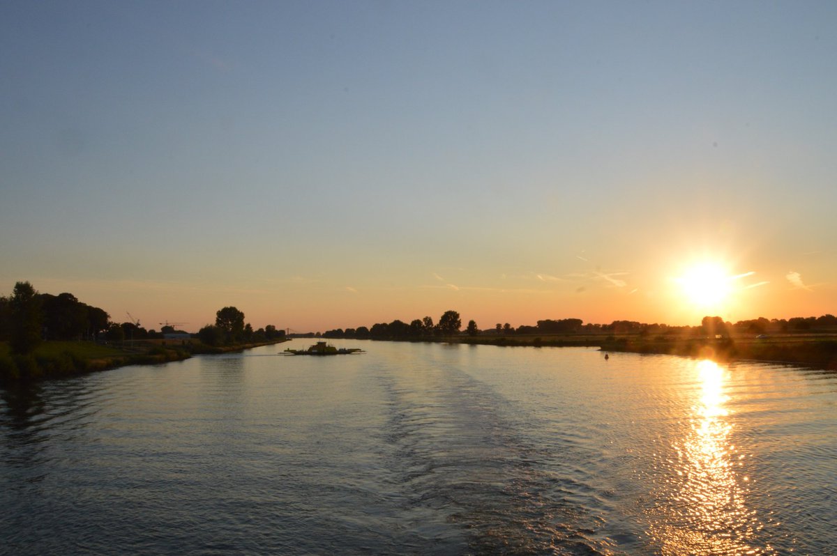 johan_klos's tweet photo. Goedemorgen mooie #zonsondergang bij #Heusden op de #Maas en mooi #weer voor een #ballonvaart met #Aardschaduw erbij #weerfoto #binnenvaart 🙋 https://t.co/abVJjhuI0V