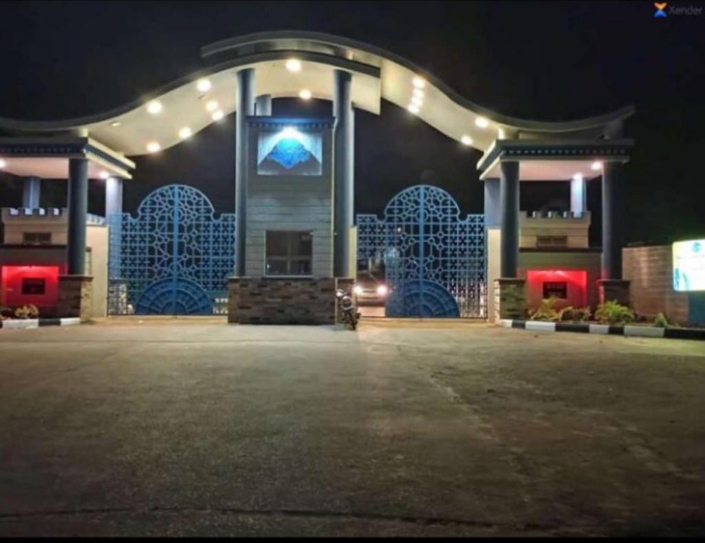 After the signpost, Now the SMACK gate too,glows in the night😂🙌🏾🙌🏾🙌🏾💙...This school ‼️ 😂