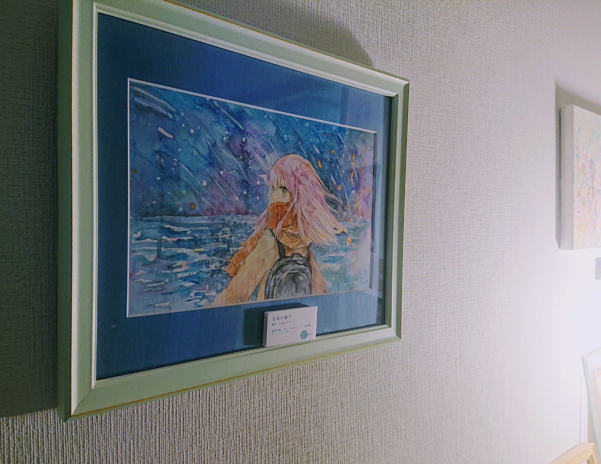 miyak63's tweet photo. これは先日観に行った #sea__bottom でお迎えさせていただいた、数佳(@nnmjny)さんの作品「星原の廊下」とドローイング。綺麗な星空と凪いだ海原が美しくて、この作品が部屋にあると夜の海への愛情がいつでも思い出せそうだな…と思ってお迎えさせていただきました。 https://t.co/rUN1NJJcU8