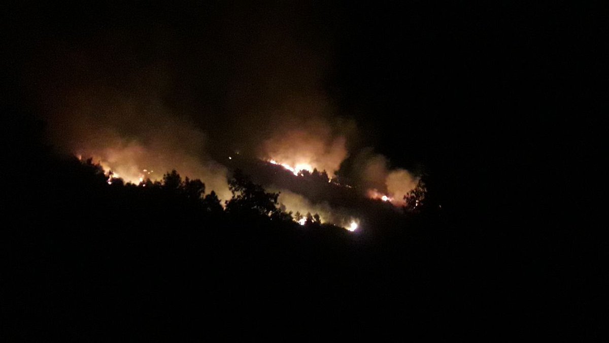 Laenredadera's tweet photo. 🔥 Terrible incendio #IFAñonDeMoncayo, avivado por fuerte viento y altas temperaturas. Abrazo solidario a las personas que se están dejando la piel para extinguirlo y a las evacuadas: Añón de Moncayo, Alcalá,Vera,El Buste, Santuario de la Misericordia, Bulbuente, Ambel,Trasmoz.. https://t.co/4cTOTbgf8E