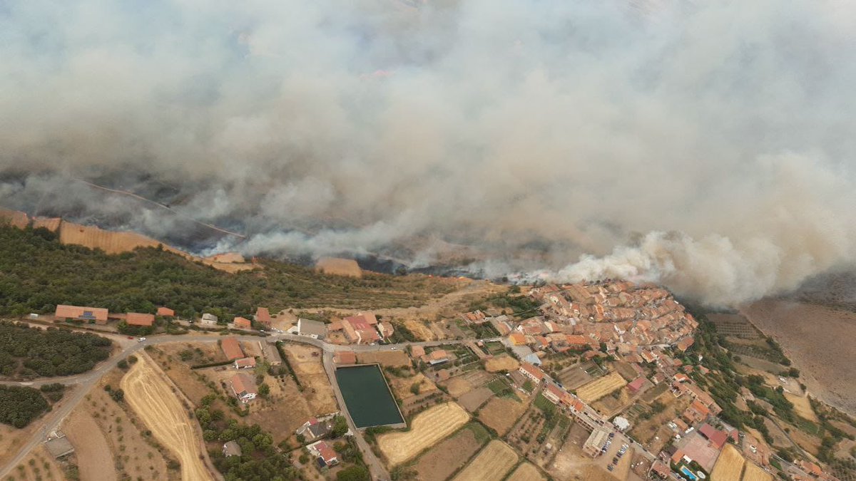 Laenredadera's tweet photo. 🔥 Terrible incendio #IFAñonDeMoncayo, avivado por fuerte viento y altas temperaturas. Abrazo solidario a las personas que se están dejando la piel para extinguirlo y a las evacuadas: Añón de Moncayo, Alcalá,Vera,El Buste, Santuario de la Misericordia, Bulbuente, Ambel,Trasmoz.. https://t.co/4cTOTbgf8E