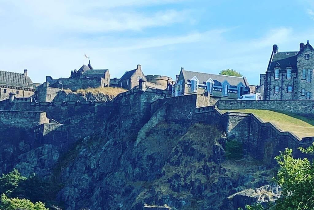 Guess who is in Scotland?!?

#authormadelynhill #madelynontheroad #traveling #scotland #edinburgh #visitscotland #visitedinburgh #authorsdream #research #highlanders #meninkiltsMadelyn is Instagramming again!