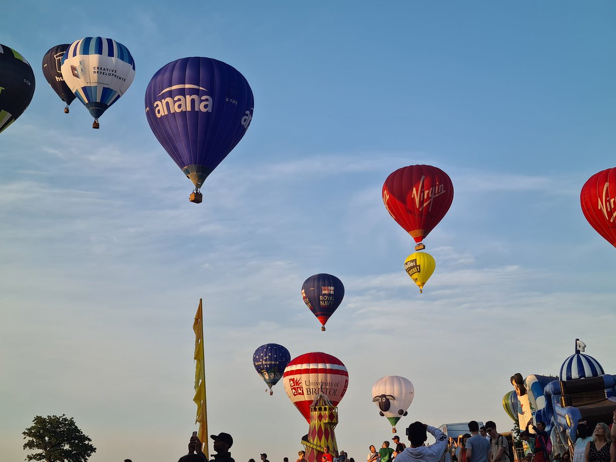 jack_the_devian's tweet photo. Bristol international balloon fiesta morning ascent https://t.co/SnfP5YC9qZ