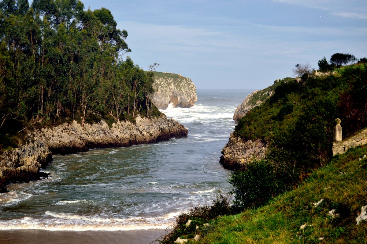 mundo_astur's tweet image. Playa de Guadamía, límite entre Llanes y Ribadesella