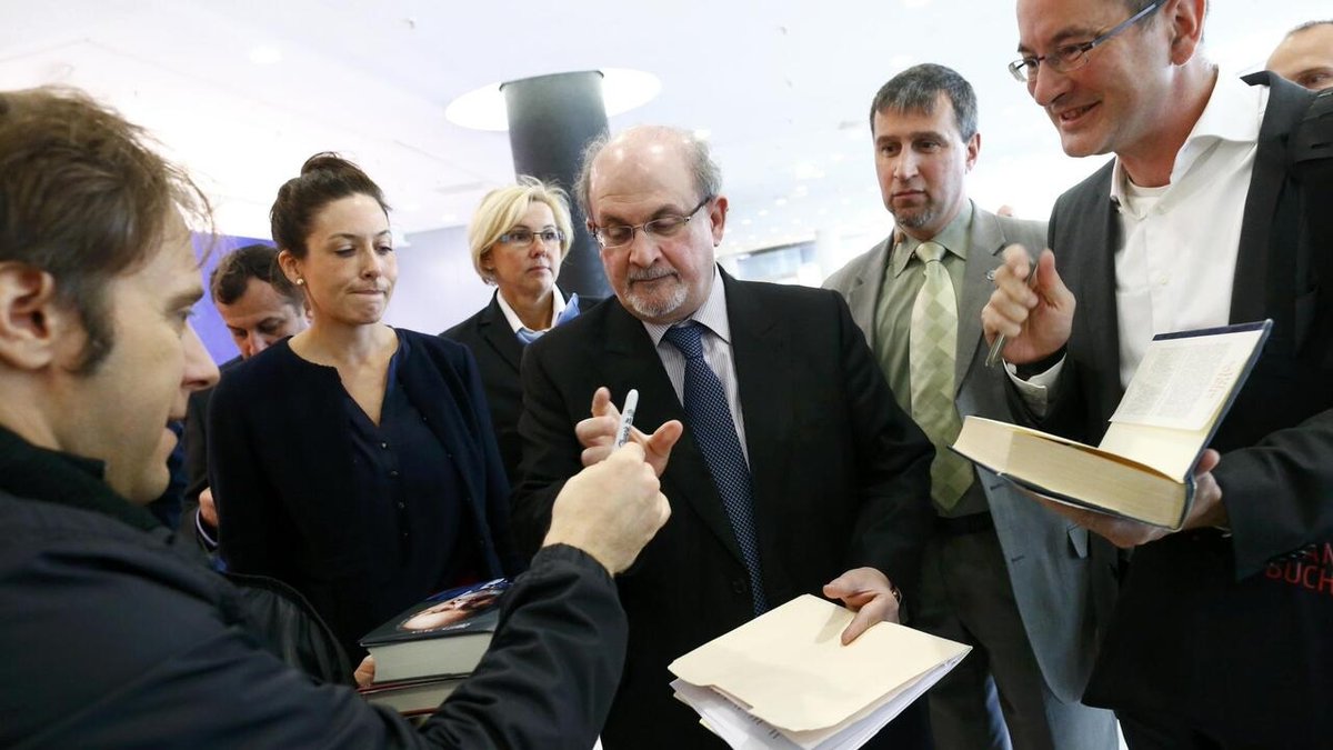La vie de Salman Rushdie n’est plus en danger, l’assaillant présenté à une juge rfi.my/8exZ.t