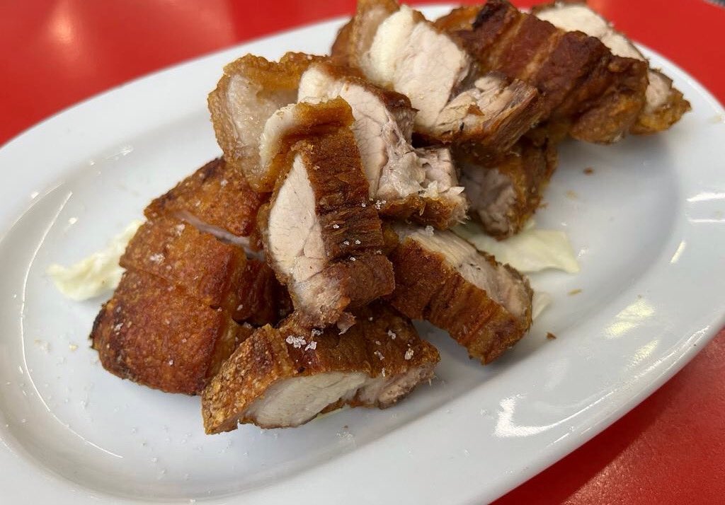 HnosUbeda's tweet photo. Lechon Kawali.
#luxurysalt #lechonkawali #chicharron #filipinofood #goldsalt #foodie #pinayfood #pork #luxurylifestyle #pinoyfood #gourmet  #foodporn #filippine #crispypork #gold #salt #pinoyulam https://t.co/NP2o89Mg2l