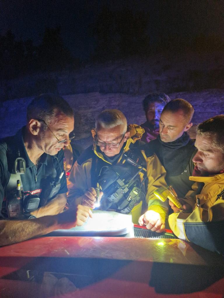 sis_2b's tweet image. Les sapeurs-pompiers @SIS_2A @Sis_2b et les forestiers-sapeurs de la Collectivité de Corse @IsulaCorsica engagés sur le feu de Mostuéjouls en #Aveyron en action de feu tactique cette nuit.
Excellent accueil et parfaite intégration au dispositif opérationnel.
#Aiutu è #Sulidarità