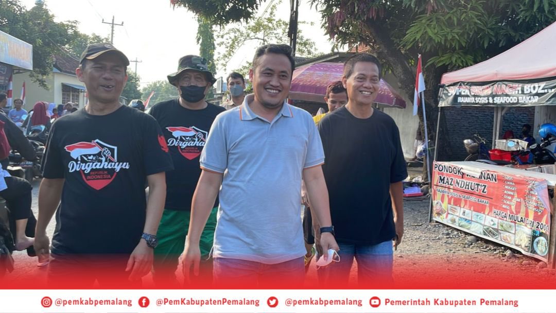 PemkabPemalang's tweet photo. Wakil Bupati Pemalang Mansur Hidayat bersama Ketua DPRD Tatang Kirana melepas peserta jalan sehat dalam rangka merayakan HUT Kemerdekaan ke-77 di Kantor Kelurahan Kebondalem, Minggu (14/8/2022). https://t.co/aVgofvkCdw