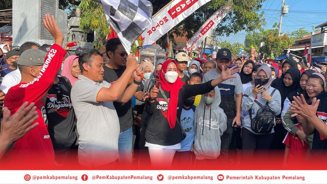 PemkabPemalang's tweet photo. Wakil Bupati Pemalang Mansur Hidayat bersama Ketua DPRD Tatang Kirana melepas peserta jalan sehat dalam rangka merayakan HUT Kemerdekaan ke-77 di Kantor Kelurahan Kebondalem, Minggu (14/8/2022). https://t.co/aVgofvkCdw