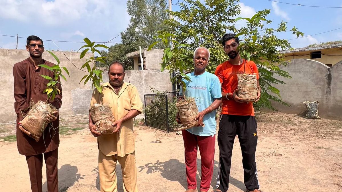 OfficialMSGfc's tweet photo. To celebrate the pious Incarnation Day of Saint Dr Gurmeet Ram Rahim Singh Ji Insan, #DeraSachaSauda volunteers from Naraingarh, Ambala, Haryana organised a Tree Plantation Campaign.

#TreePlantation #PlantATree #SelfieWithTree https://t.co/kJyduXvp0R