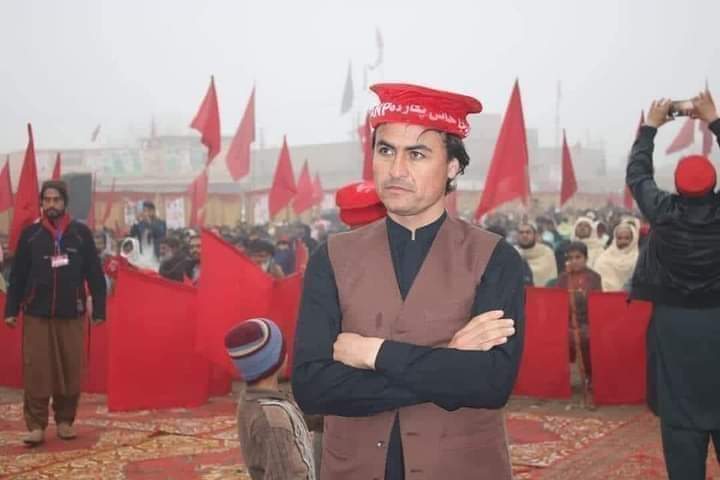 KhorBibi's tweet photo. بابڑہ ، 8 اگست ، 10 اگست کے شھداء کے بعد اگست میں ایک اور شھید کا تحفہ , ریاست  ک�� طرف سے ، تاکہ ہمیں یقین ہوجائے کہ ہم پشتون ازاد نہیں ہے۔ 

شھید خالق داد  اے این پی کے میمبر تھے ، ہمارے سیاسی کارکنوں کو چن چن کر مارا جا رہا ہے ، تاکہ ہم حق بات کہنا چھوڑ دے ۔  

#DaSangaAzadiDa https://t.co/PGx5Jejq4V