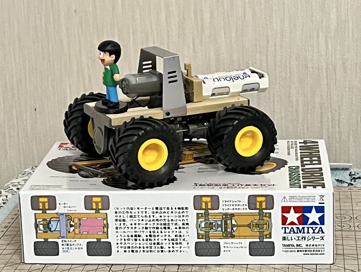 hhkat4's tweet photo. 年末の「俺スパイダー」のベースにと…
試験的に、とりあえず四輪駆動を買って車輪間をギリギリまで詰めてみた。MaBeeとおそ松くんを乗せてしばらく遊びたい♫
#4輪駆動車工作基本セット
#楽しい工作シリーズ
#フィギュア　#MaBee https://t.co/YY9nnFZxJu