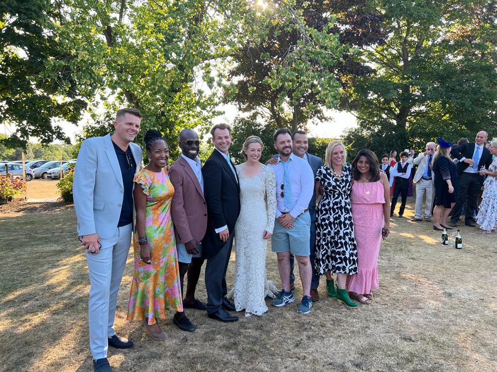 I love a wedding. I love it even more when it is also a CBBC reunion ❤️

Your childhood right here?