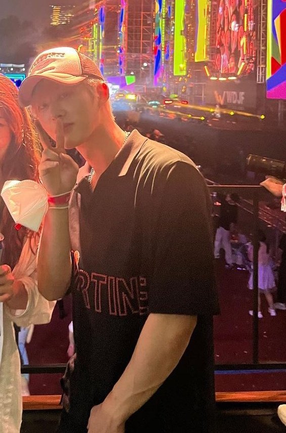 boredbinic's tweet photo. the same shirt but it looks so different on him now damn hanbin bulked up https://t.co/9rYunRQi8H
