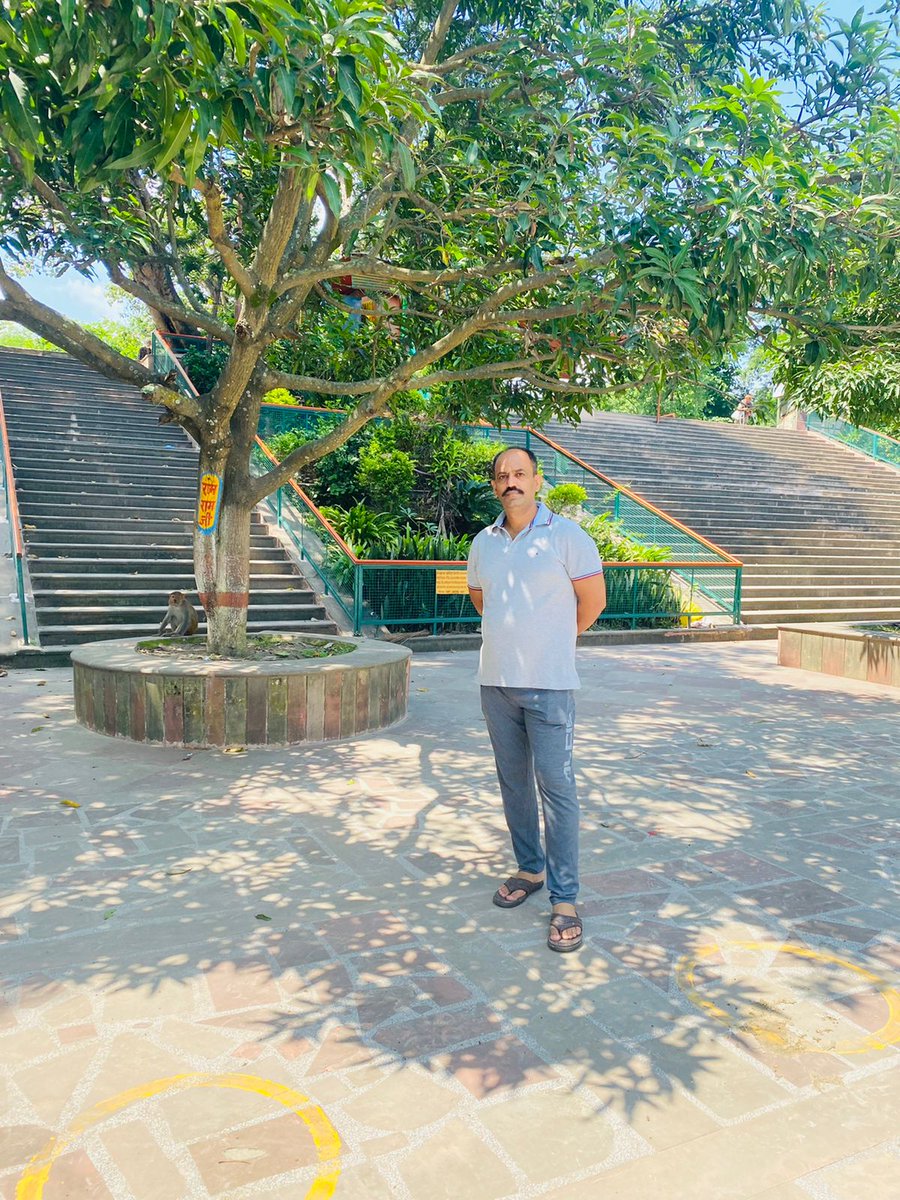 सरफरोशी की तमन्ना अब हमारे दिल में है देखना है जोर कितना बाजुए कातिल में है वक्त आने दे बता देंगे तुझे ए आसमां हम अभी से क्या बताएं क्या हमारे दिल में है 
हर-हर महादेव 
हर-हर महादेव 
भारत माता की जय 
जय श्री राम