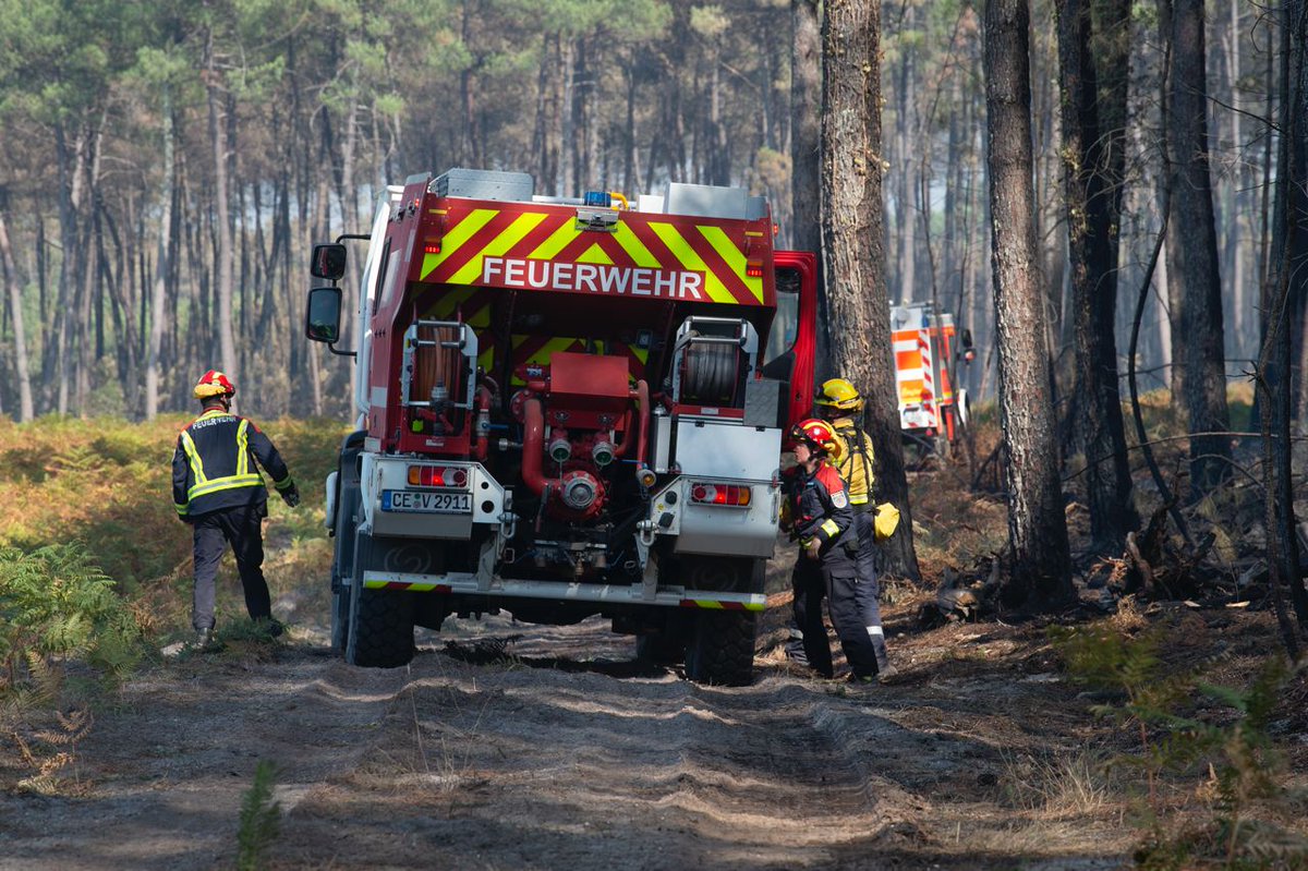 UEFrance's tweet photo. Ils viennent d'Allemagne 🇩🇪, d'Autriche 🇦🇹, de Grèce 🇬🇷, d'Italie 🇮🇹, de Pologne 🇵🇱, de Roumanie 🇷🇴 &amp; de Suède 🇸🇪

🙏 Merci aux plus de 350 pompiers &amp; pilotes de bombardiers d'eau européens toujours mobilisés en France pour lutter contre les flames 🇪🇺🤝🇫🇷

©️📸 @Interieur_Gouv https://t.co/GGBGwMYdiu