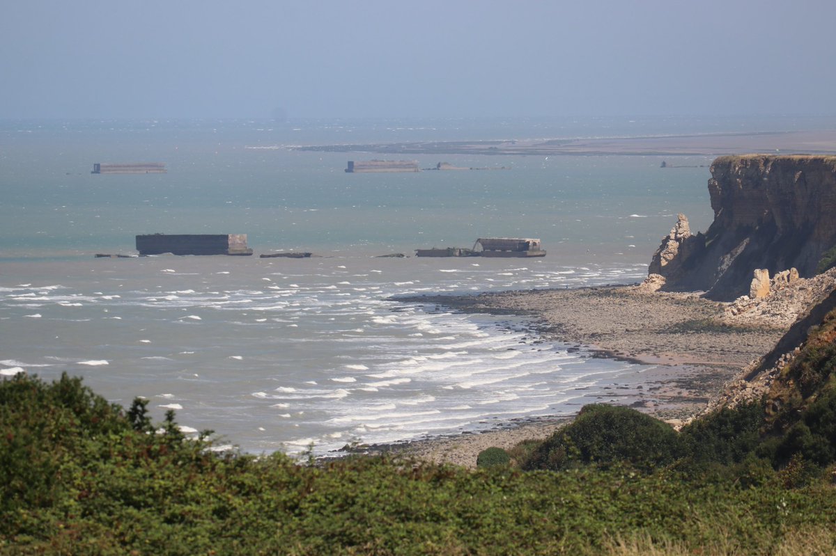 josviaque's tweet photo. Pozostałości po sztucznym porcie Mulberry-B w #Arromanches, który umożliwiał cumowanie i szybszy rozładunek okrętów transportowych typu LST bez konieczności osadzania ich na dnie. #port #DDay #LonguesSurMer #Normandia #Normandy #Francja #IIWŚ #WWII #historia https://t.co/CbaLyFXzsU