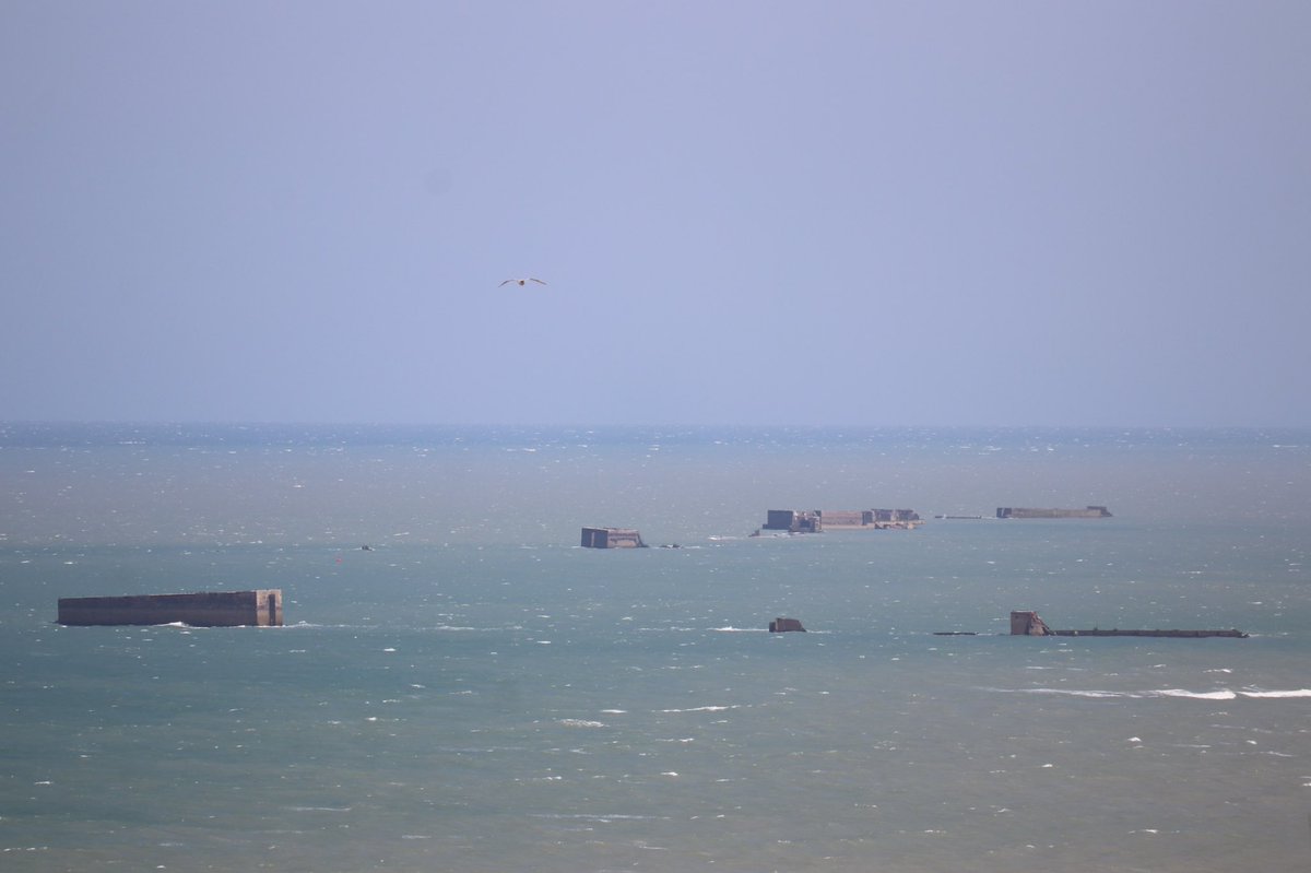 josviaque's tweet photo. Pozostałości po sztucznym porcie Mulberry-B w #Arromanches, który umożliwiał cumowanie i szybszy rozładunek okrętów transportowych typu LST bez konieczności osadzania ich na dnie. #port #DDay #LonguesSurMer #Normandia #Normandy #Francja #IIWŚ #WWII #historia https://t.co/CbaLyFXzsU