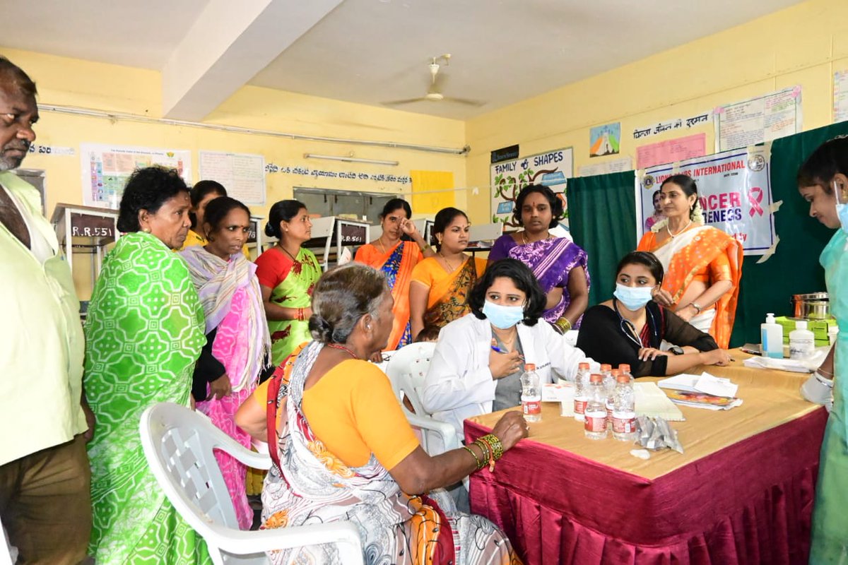 DrRanjithReddy's tweet photo. On the occasion of Independence Day Diamond Jubilee Celebrations, #RRFoundation distributed tricolor flags to the people who participated in the free medical camp organized at ZPHS School, Hyder Shah Kote in #Bandlaguda Jagir Municipal Corporation.

#Indiaat75 #MedicalCamp https://t.co/2YFw8xLzWe