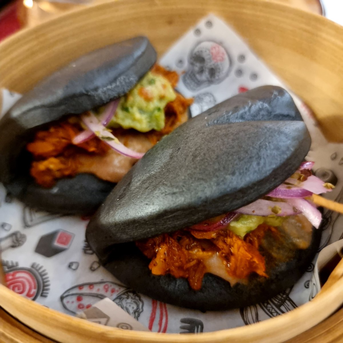 sitioparapostre's tweet photo. Buenos días a tod@s!
#FelizDomingo😉
Cenita fusión ayer mexico-japonesa en #Dénia #Meshico
-Bollito de carrillera
-Gyozas de guiso de cordero
-Bao pibil
-Uramaki Kanzo y hosomaki spicymaguro. https://t.co/sabMXsKW4L