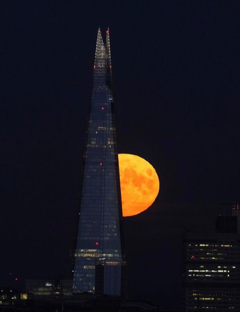 brotherurth's tweet photo. The Shard’s silhouette against the London skyline always reminds me of Tolkien, but at night and with the moon doing her best eye of Sauron impression…#Tolkienesque
Photo sadly not my own. https://t.co/QKVgGudhV3