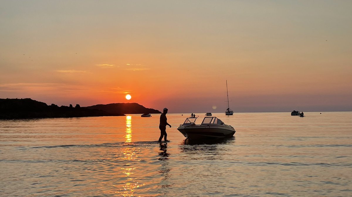 RoseCottage_'s tweet photo. Another stunning sunset over Cemaes Bay last night. It was nice to see so many people enjoying themselves #sunsetphotography #sunsets# #lovinglife #beachlife #beachvibes #campfire #lifeisgood #anglesey #cemaesbay # https://t.co/X9GrYn3vPz