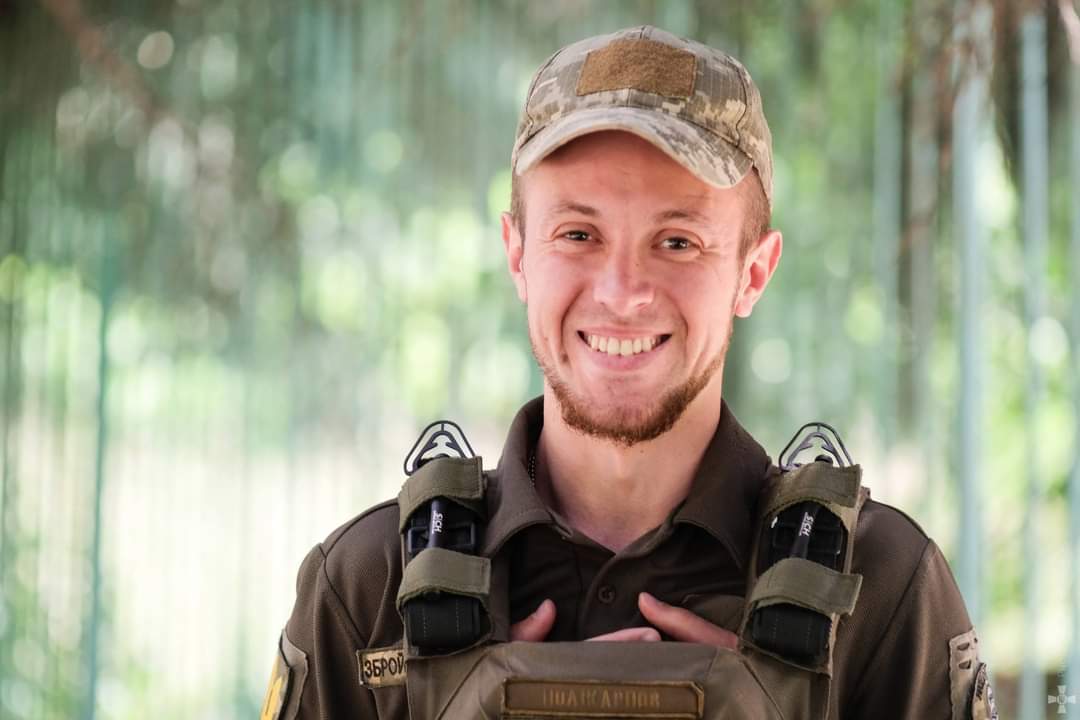 #історії_героїв 

«Тільки б встигнути», – молитва медиків, які забирають поранених з поля бою, і водіїв, що мають якнайшвидше їх вивезти. У Миколи, водія медичного взводу 60-ї ОПБр, є ще одна: «Тільки б не зламатися в дорозі». 
m.facebook.com/story.php?stor…