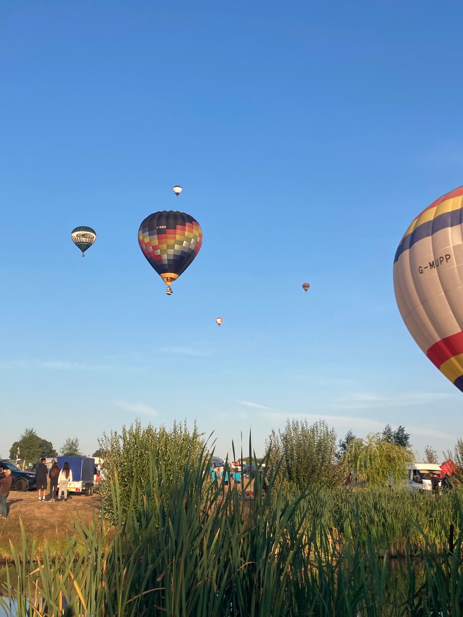 joannelprice's tweet photo. Beautiful start to the day - hot air balloons at sunrise @obcountrypark https://t.co/rEGaElhviO