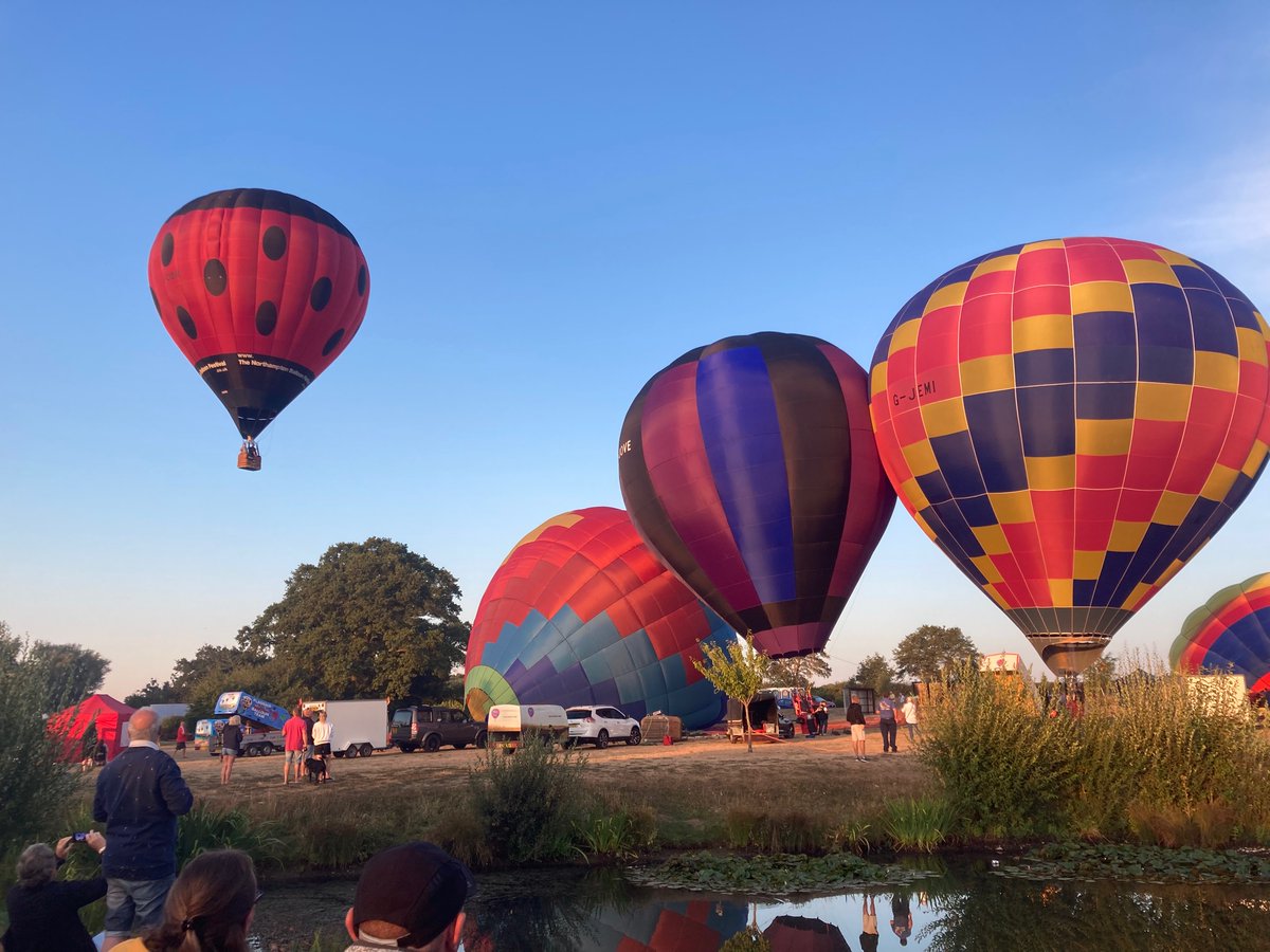 joannelprice's tweet photo. Beautiful start to the day - hot air balloons at sunrise @obcountrypark https://t.co/rEGaElhviO
