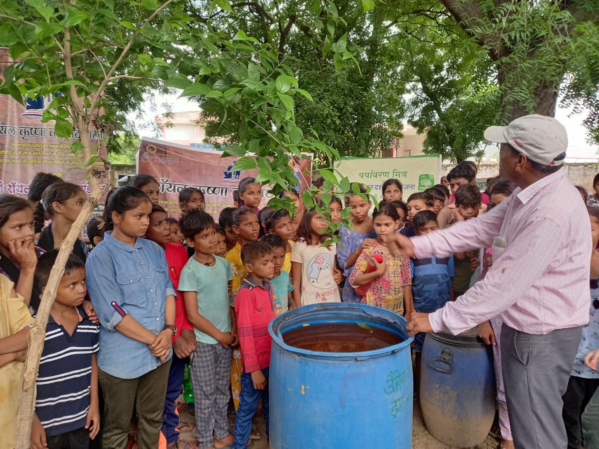 Kiranbajaj1805's tweet photo. August 13. 90 students, 5 teachers, members of Shri Royal Krishna Group School visited Hind Parisar campus, Shikohabad, for the @paryavaran_mitra Van Darshan programme. The students planted saplings and were introduced to the methods of organic farming, organic fertilisers. https://t.co/1CniO8ecLX