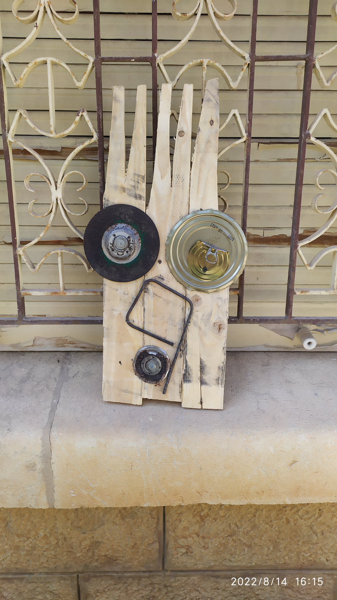 First #FaceInMySpace inspired by Peter Beerits @nellieville Maine . Have been saving scraps And junk since a long time. #MakingFaces #ArtOfTinkering