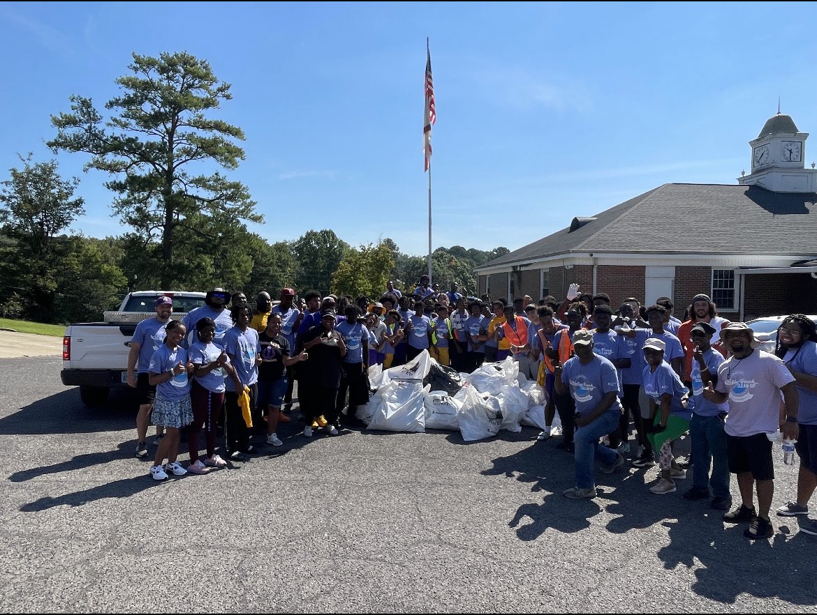 GeauxBeaux8's tweet photo. We ask our young champs to represent the name on the front of the jersey with pride and character
@PGSpartans  helping with fall clean up. Love my guys and coaches @aldotcomPreps @pghs_spartans @jefcoedathletic @JEFCOED @jbeanpoll @AHSAAUpdates 
#GeauxBeGreat #Biggerthanball https://t.co/O9tDcCVoEV