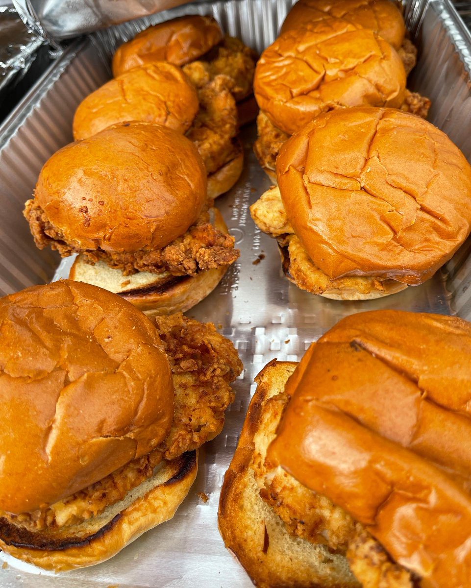 247Fighting's tweet photo. Nobody left our #247FC party hungry last night. Catered #GivenToFly is always the move. ๐คค๐คค
If youโve never had it, youโre missing out on the best fried chicken in #Pittsburgh. Check โem out inside @FederalGalley. #food #PGHfood https://t.co/XqnF8T3JSB